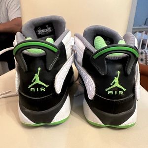 Nike Air 6 rings white-green-black. Size 7 YOUTH, in a good condition.